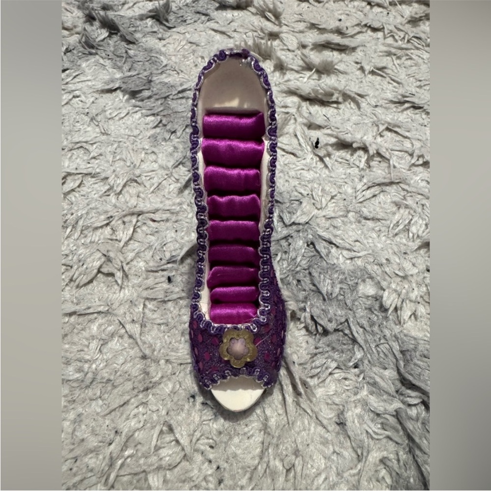 Miniature shoe ring holder